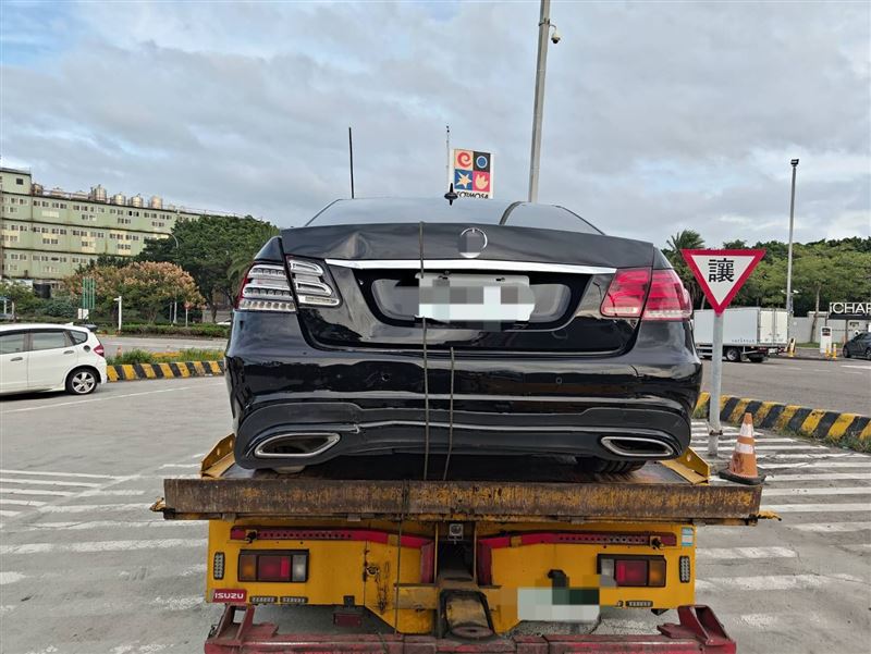 賓士車也受損。(圖/翻攝畫面)