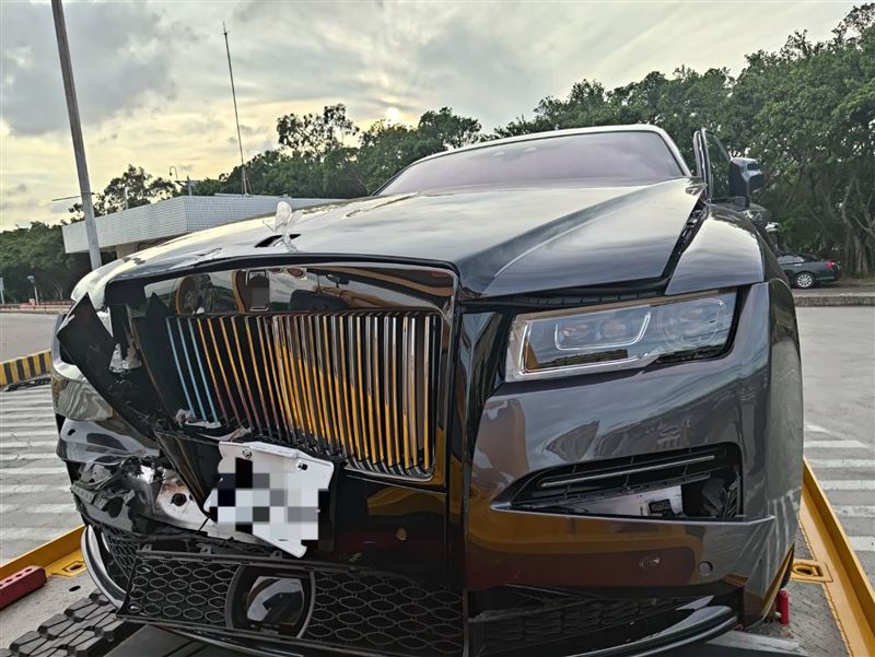 新車要價2700萬的勞斯萊斯「幻影」，今（30日）在國道發生3車追撞事故。（圖／翻攝畫面）
