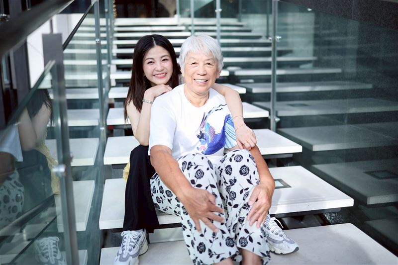 小Call帶婆婆一起受訪。（圖／記者鄭孟晃攝影）