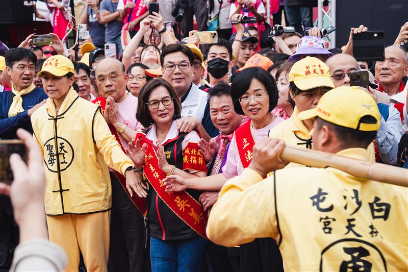 白沙屯媽祖連續三天在新北土城、板橋舉行祈安賜福贊境，蘇巧慧排定連三天出席，並特製一萬條「粉紅飄帶」（圖／蘇巧慧辦公室提供）
