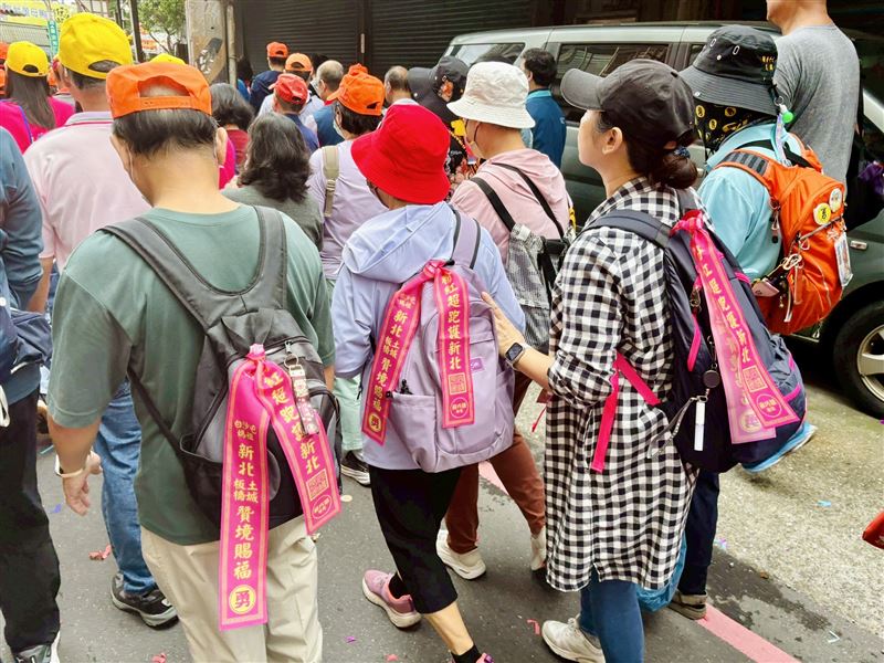 白沙屯媽祖連續三天在新北土城、板橋舉行祈安賜福贊境，蘇巧慧排定連三天出席，並特製一萬條「粉紅飄帶」（圖／蘇巧慧辦公室提供）