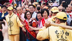 白沙屯媽祖連續三天在新北土城、板橋舉行祈安賜福贊境，蘇巧慧排定連三天出席，並特製一萬條「粉紅飄帶」（圖／蘇巧慧辦公室提供） 