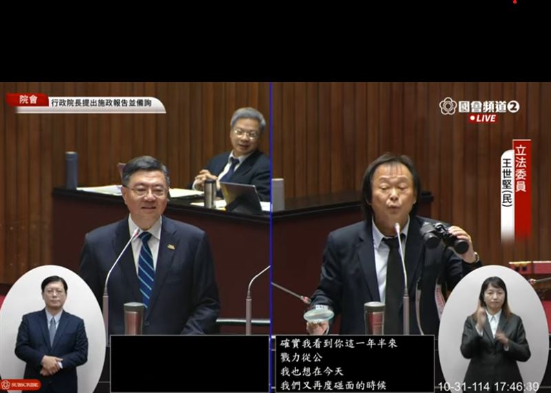 王世堅質詢一開場先送上禮物。(圖/國會頻道)