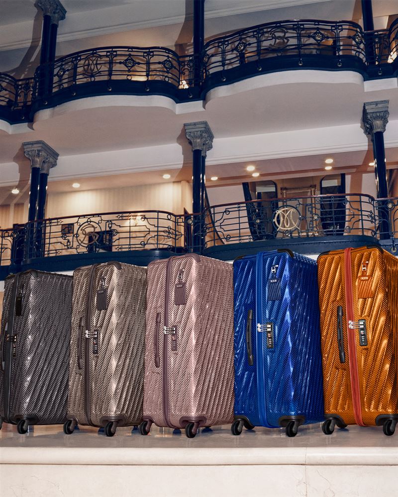 TUMI 2025年度新款_19Degree Lite系列 (長程托運行李箱 $42800 左起石墨黑、鈦金灰、胭脂紅、電光藍、琥珀橘)。（圖／品牌業者提供）