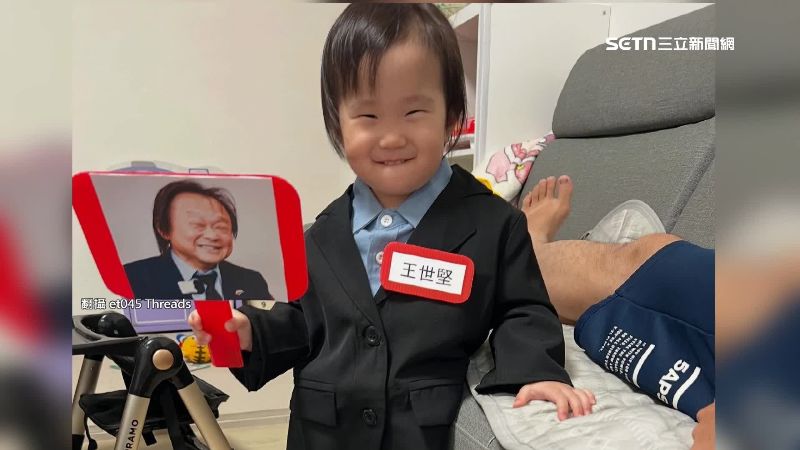飄逸髮型加上西裝造型,小孩神還原王世堅