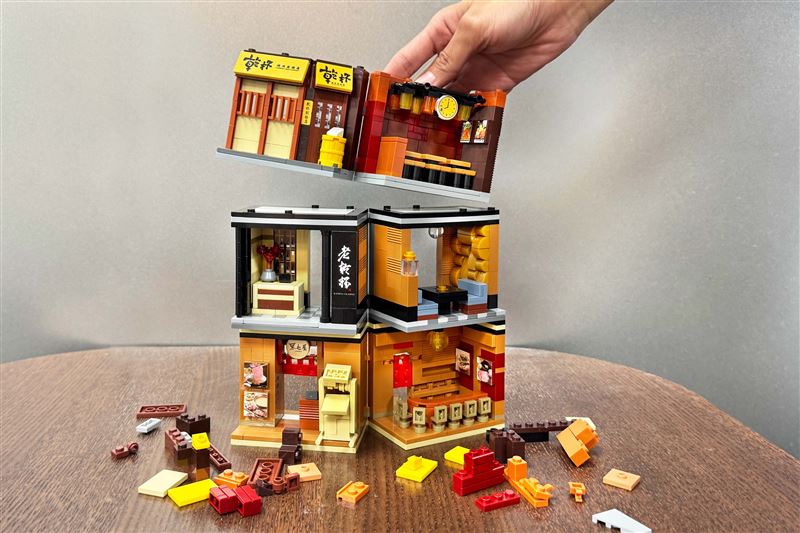 品牌積木可合體組裝，挑戰將其疊高成為壯觀的「乾杯大樓」。（圖／品牌業者提供）