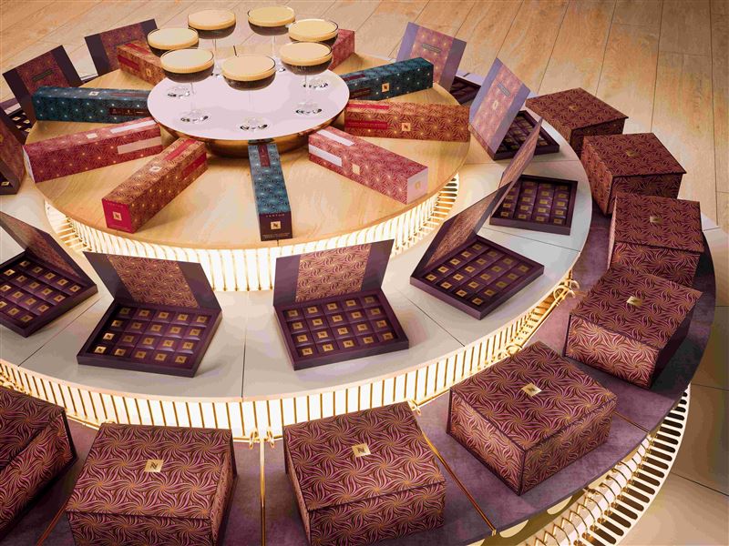 Nespresso今年以「Magic in the Making｜醞釀幻境・品味臻獻」為主題，攜手肯亞藝術家暨攝影師Thandiwe Muriu以「咖啡花」為靈感創作六款繽紛印花圖騰。（圖／品牌業者提供）