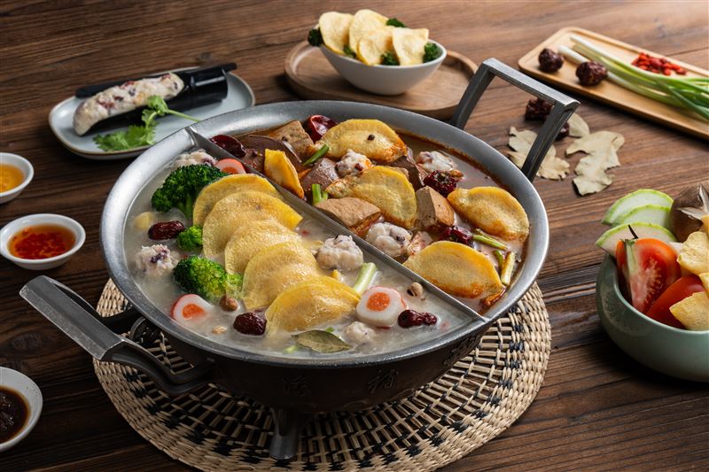 這一鍋x桂冠首次聯名推出鮮蝦蛋餃、干貝漿。（圖／品牌業者提供）