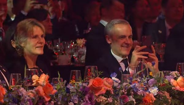 加拿大總理卡尼（Mark Carney）（右）化身迷弟，露出燦笑。（圖／翻攝自APEC 2025 KOREA님의 실시간 스트림 YT）