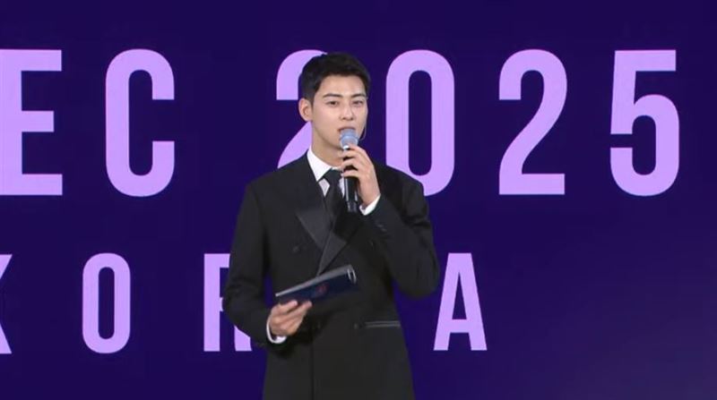 還在當兵中的車銀優擔任APEC晚宴主持人。（圖／翻攝自APEC 2025 KOREA님의 실시간 스트림 YT）