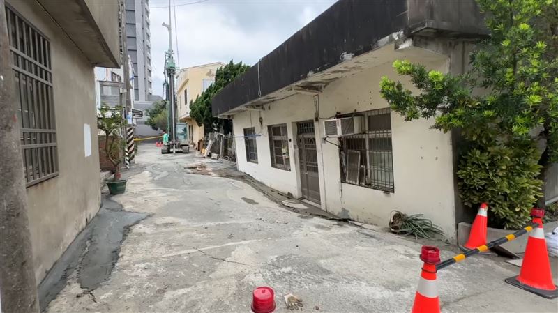 新竹市東大路一處正在興建的建案工程，造成地基下陷，影響一旁的眷村。（圖／翻攝畫面）