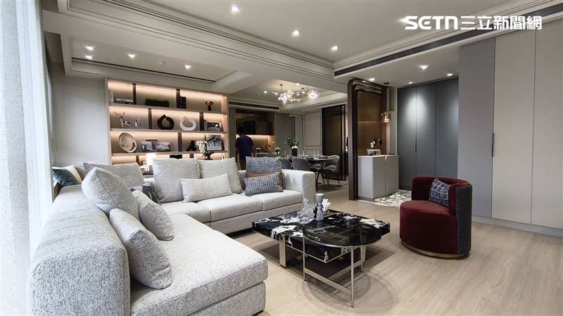 「帝一院」今日舉行公開記者會,加茂機構董座邱志揚表示,「我們不蓋小宅也不推預售屋,蓋完一案賣一案,受到景氣、限貸令影響甚小。」(圖/記者陳韋帆攝影)