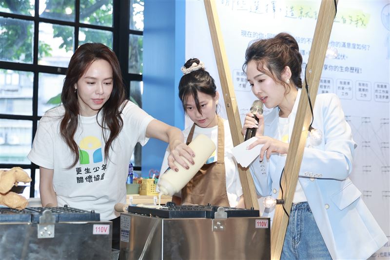 夏于喬（左）出席更生少年關懷協會，右為張齡予。（圖／讀者提供）