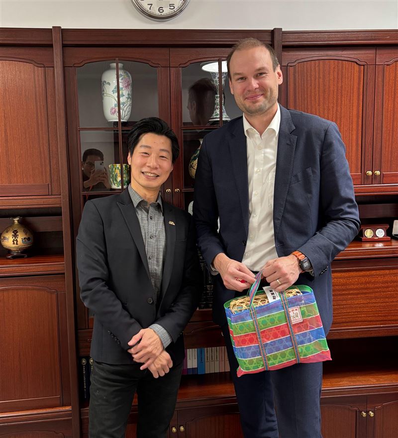 林昶佐與芬蘭前職籃球星現任國會議員考尼斯托會面。（圖／翻攝自林昶佐 Freddy Lim臉書）