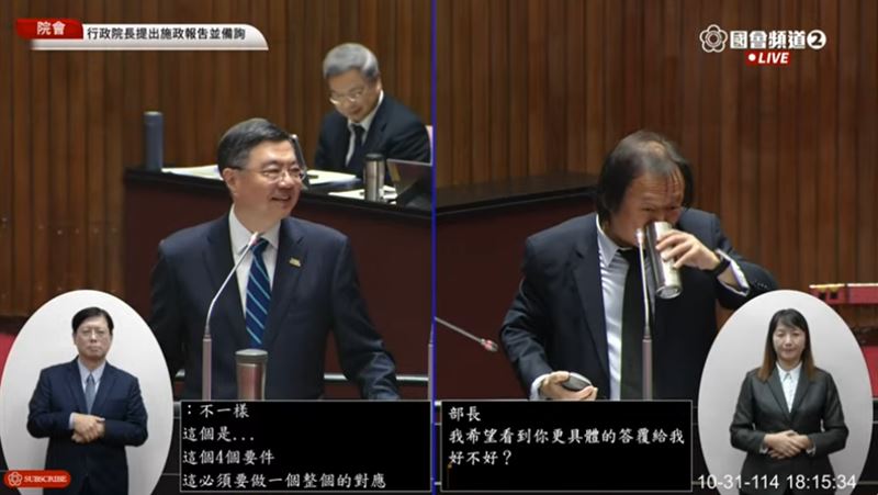 王世堅大玩喝水梗,讓對面的卓院長也笑了出來。(圖/國會頻道)