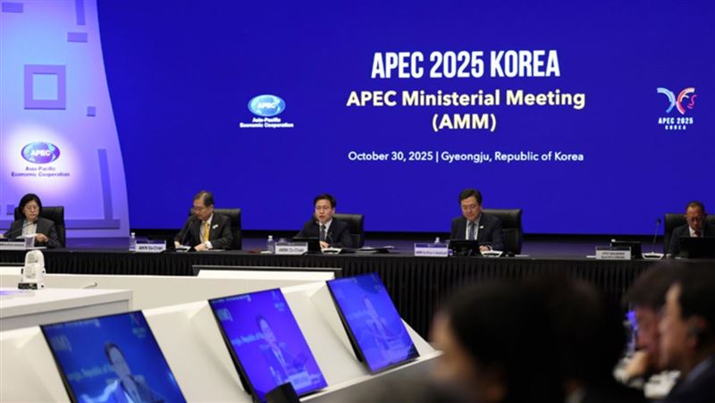 敏迪在南韓APEC現場觀察到,每位領袖進場時螢幕上都會顯示一張國家資訊小卡。她發現,台灣不僅以「Taiwan」標示,還被韓方定義為「競爭對手也是合作夥伴」,與其他國家明確標示盟友或貿易關係不同,展現微妙而真實的外交定位。(圖/翻攝自APEC網站)