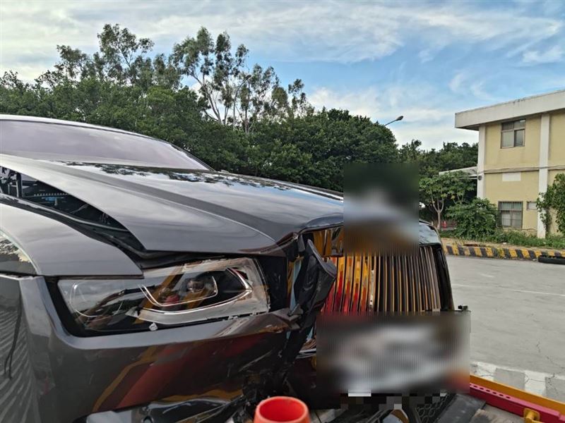 萊斯萊斯Ghost疑為注意前方狀況,釀3車車禍。(圖/翻攝畫面)