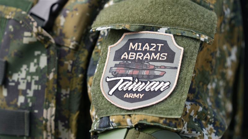M1A2T戰車的軍人臂章，繡上「Taiwan ARMY」（台灣陸軍）。（圖／翻攝自國防部發言人臉書）