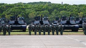 賴清德,國防部,國軍,中國,美國,台灣,臂章,戰車,官兵,陸軍,儀式,軍人,M1A2T,地表最強戰車（圖／翻攝自國防部發言人臉書）