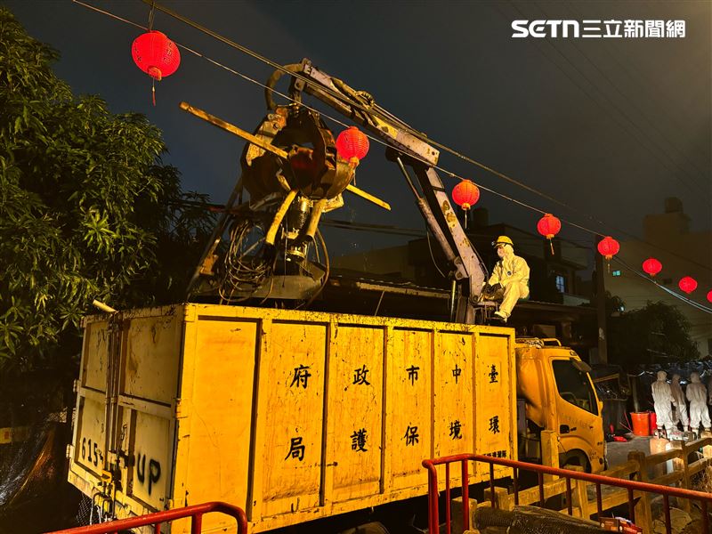 案場環境相當髒亂噁心，現場操作未能發揮預期效果，主要原因是環境中有機質含量過高，使藥劑失效。(圖/翻攝畫面)