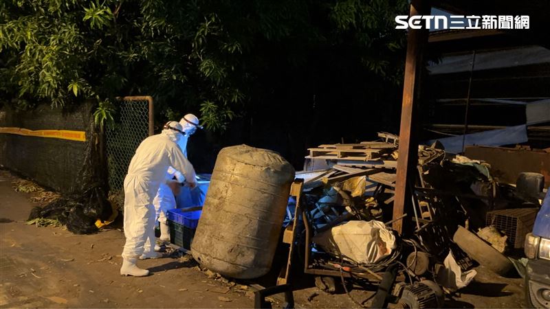 案場環境相當髒亂噁心，豬糞鈣化累積將近十公分厚，現場操作未能發揮預期效果，主要原因是環境中有機質含量過高，使藥劑失效。(圖/翻攝畫面) (圖/翻攝畫面)