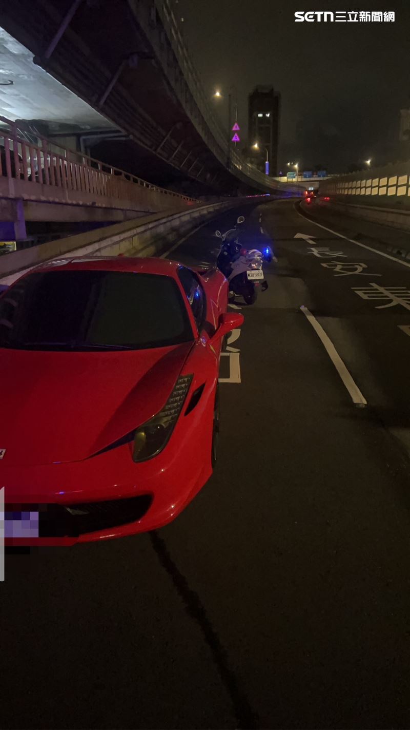 薛男酒後駕駛友人法拉利超跑遭遇路檢點迴轉逃逸仍遭逮。（圖／翻攝畫面）