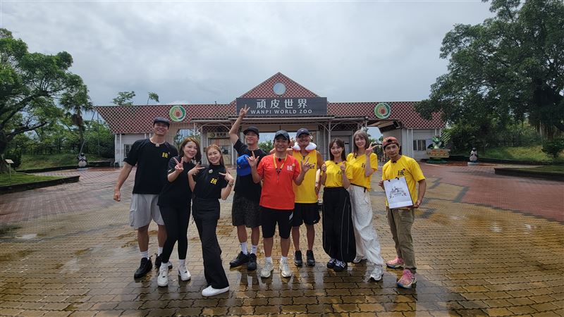 《綜藝玩很大》左起風田、宛宛兒、張棋惠、坤達、吳宗憲、KID(林柏昇)、彭聖恩、短今、黃逸祥，南下古都開戰。（圖／《綜藝玩很大》提供）