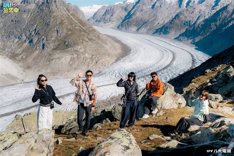 吳映潔(左起)、姚元浩、白安、郭泓志、莎莎隨節目到瑞士。(圖/八大提供)