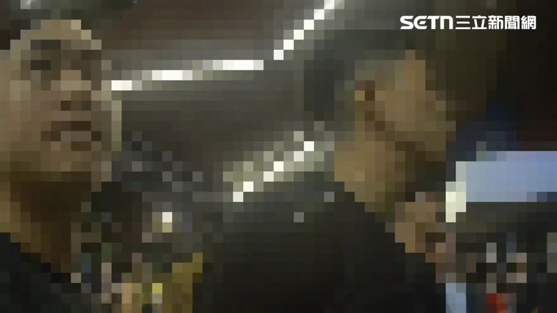 陳男等人認為是對方先動手拉扯。(圖/翻攝畫面)