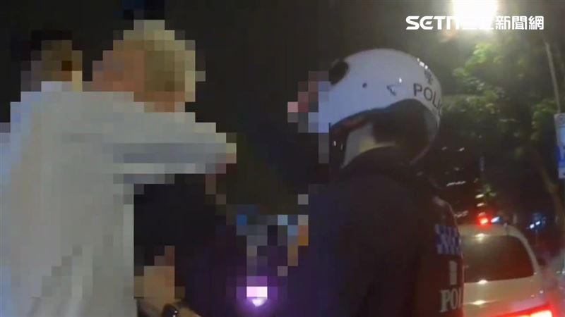 北市戴男先與路人發生肢體衝突,後來又嗆警遭到保護管束。(圖/翻攝畫面)