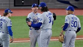 道奇世界大賽第7戰先發投手葛拉斯諾（Tyler Glasnow）3球救援成功。（圖／美聯社／達志影像）