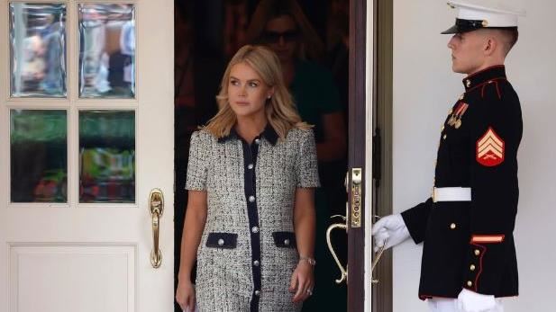 記者被禁自由進出新聞秘書李威特,與高層發言團隊所在的「上層媒體區」。(圖/翻攝自IG @karolineleavitt)