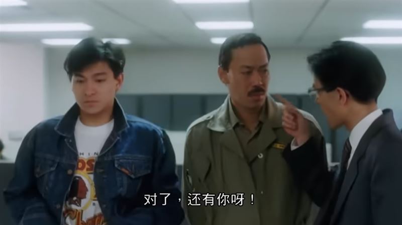 馮淬帆(右)早年是無綫電視當紅演員,飾演最佳損友電影牛頭帆一角深植人心。左為劉德華(圖/翻攝自經典華語老電影YT)