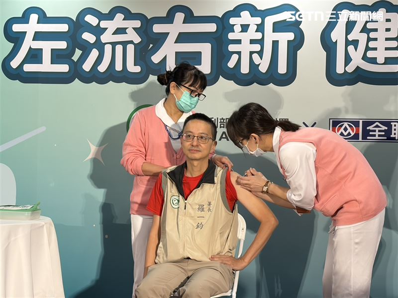 左流右新第二階段今開打，羅一鈞示範接種。（圖／記者簡浩正攝影）