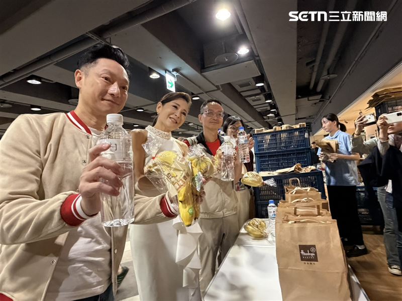 防疫大使謝祖武（左起）曲艾玲、羅一鈞於全聯接種疫苗後合影。（圖／記者簡浩正攝影）