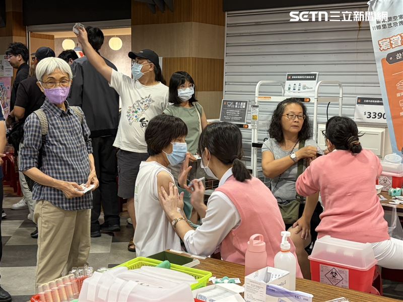 今日南港全聯接種站接種人潮眾多，一個早上估計逾300人排隊施打。（圖／記者簡浩正攝影）