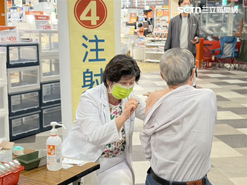 今日南港全聯接種站接種人潮眾多，一個早上估計逾300人排隊施打。（圖／記者簡浩正攝影）