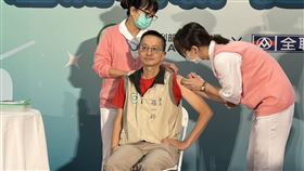 左流右新第二階段今開打，羅一鈞示範接種。（圖／記者簡浩正攝影）