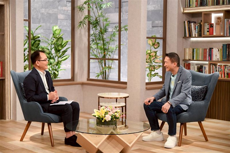 秦揚接受鄭弘儀訪問。（圖／三立提供）