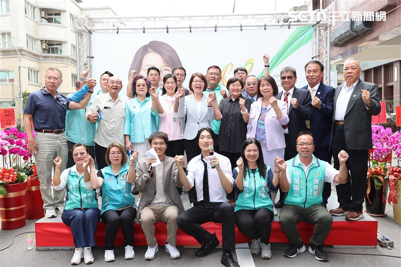 立委王義川也帶領正國會應援團為黃秀芳加油打氣。（圖／翻攝畫面）