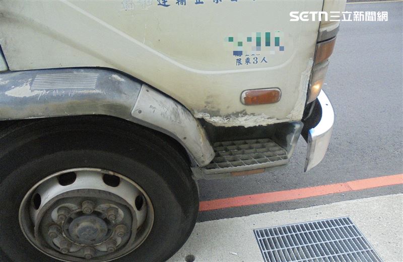 新北蔣姓司機駕駛大貨車行經環河西路時撞死王姓機車騎士。（圖／翻攝畫面）