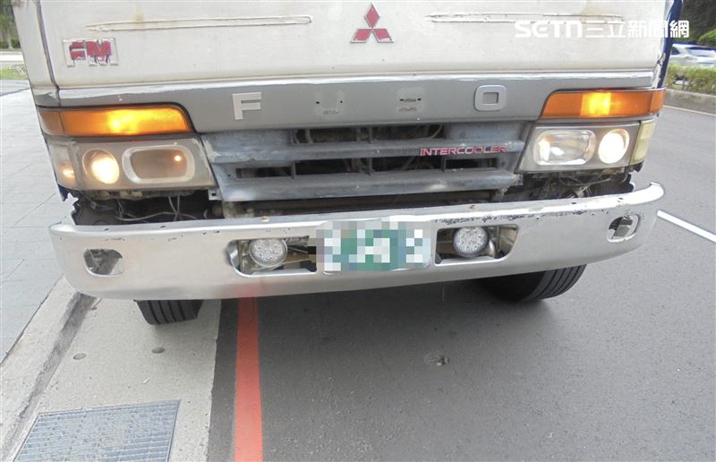 新北蔣姓司機駕駛大貨車行經環河西路時撞死王姓機車騎士。（圖／翻攝畫面）