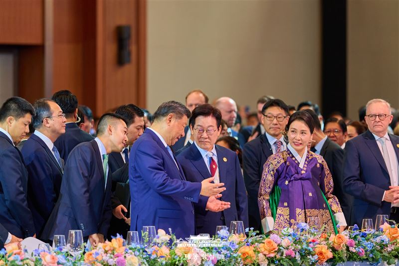 期間兩人還不時交談，看起來氣氛和緩。（圖／翻攝自青瓦臺）