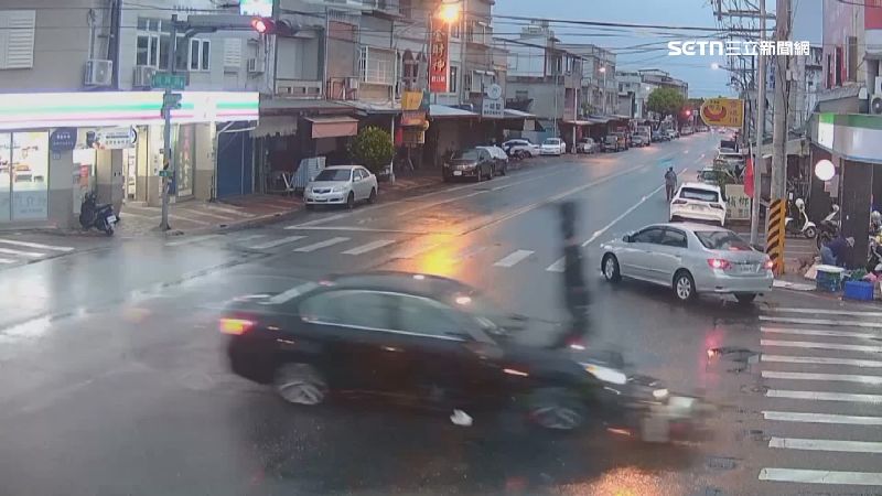 一名機車騎士疑闖紅燈穿越路口遭轎車撞上