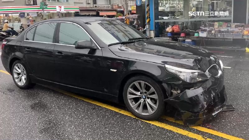 經警方調查後發現,機車騎士和汽車駕駛兩人為無照駕駛