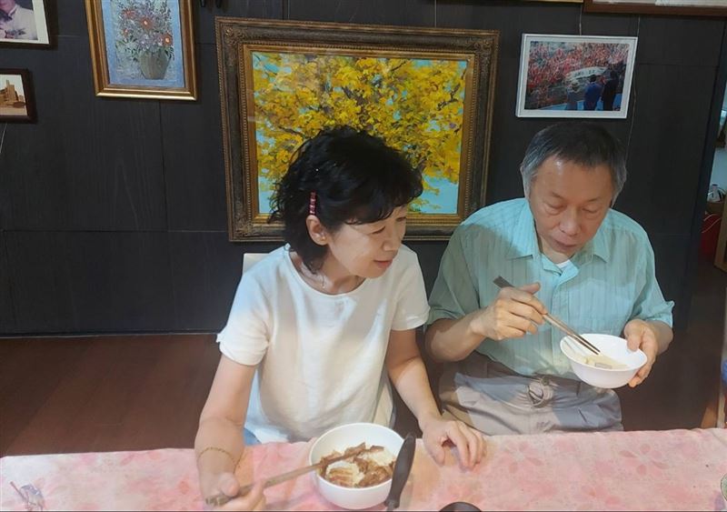 陳佩琪表示,自己卯足全勁,做了一頓豐盛的午餐,和柯文哲邊吃邊閒聊(圖/翻攝自陳佩琪臉書)