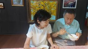 陳佩琪表示，自己卯足全勁，做了一頓豐盛的午餐，和柯文哲邊吃邊閒聊（圖／翻攝自陳佩琪臉書）