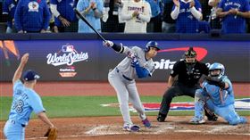 大谷翔平高爾夫球式揮擊敲出中牆二壘安打。（圖／美聯社／達志影像）