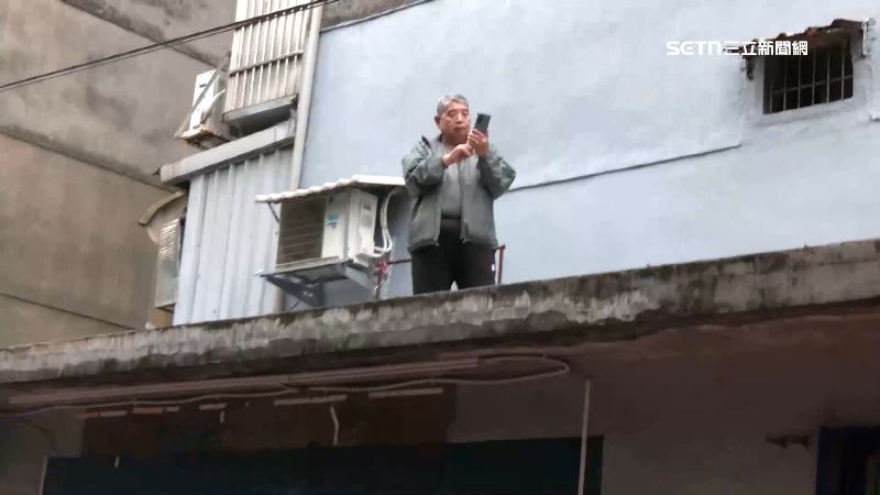 有民眾爬上屋底就為了一睹「粉色跑車」的風采