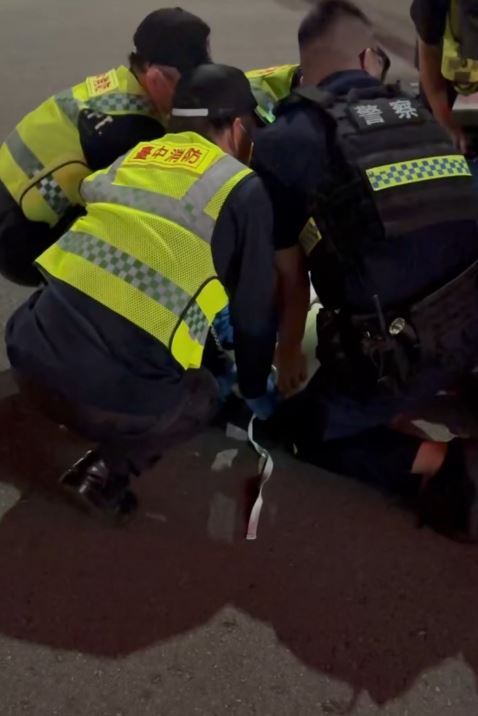 林男跟蹤騷擾心儀女同事，被逮捕時激烈反抗，遭多名員警聯手壓制。（圖／網友wayco_25授權提供）